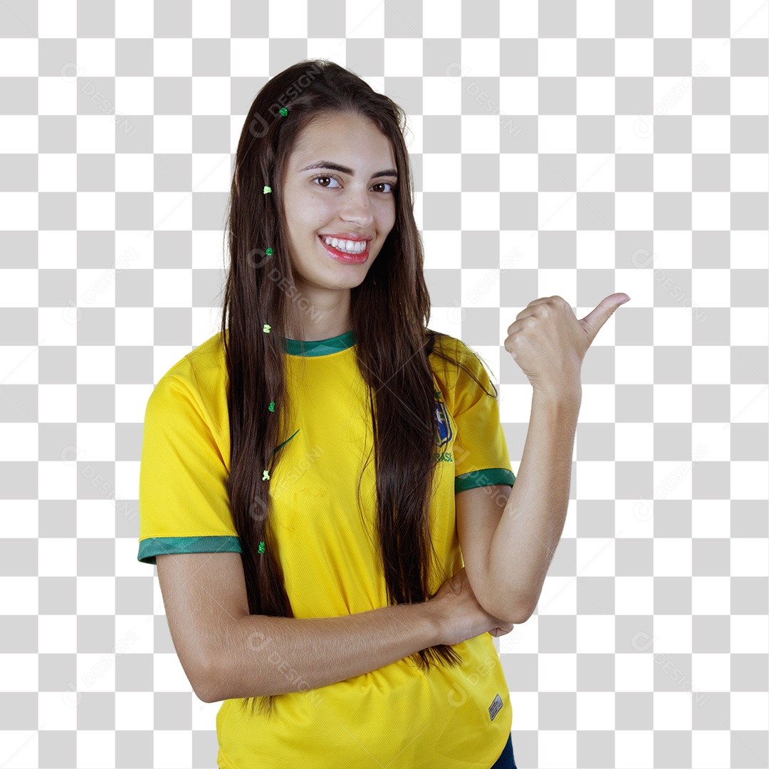 Linda mulher torcedora brasileira sobre fundo isolado amarelo