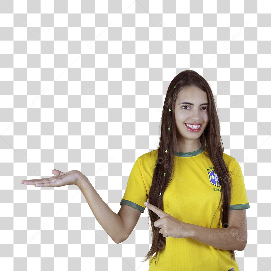 Linda mulher torcedora brasileira sobre fundo isolado amarelo