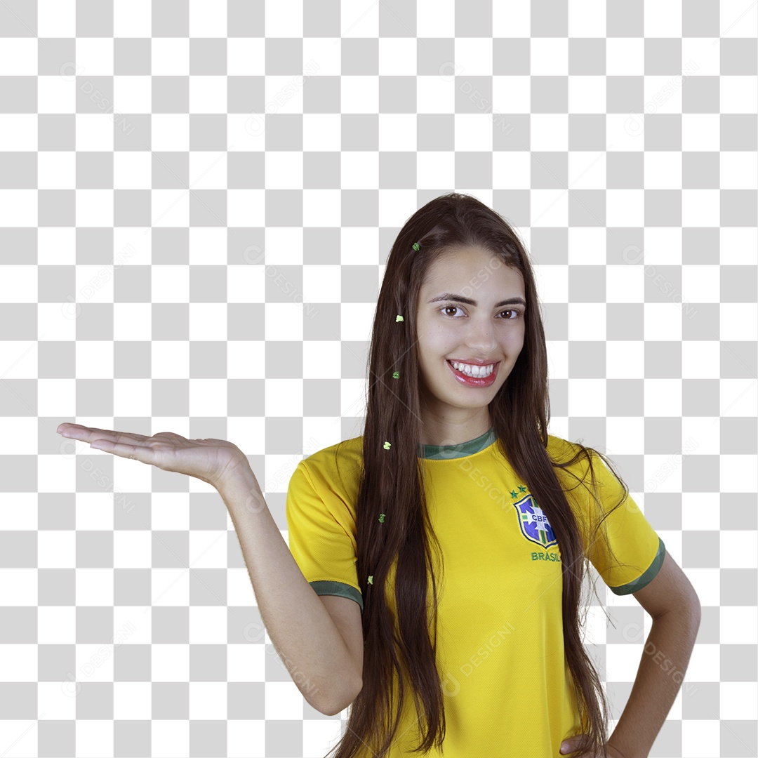 Linda mulher torcedora brasileira sobre fundo isolado amarelo