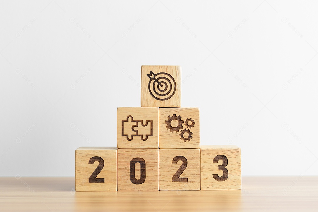 Bloco de madeira 2023 com meta de negócios, plano. Estratégia de ação, alvo