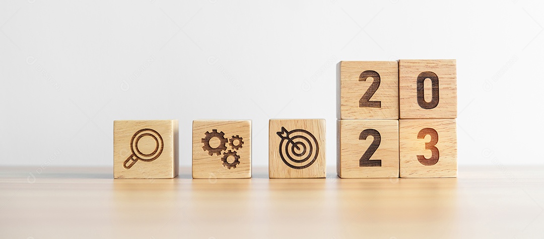 Bloco de madeira 2023 com meta de negócios, plano. Estratégia de ação, alvo