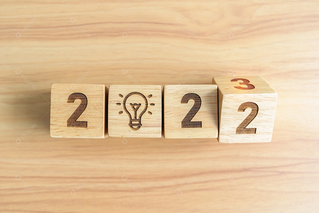 Mude 2022 para 2023 bloco com ícone de lâmpada. Ideia de Negócio