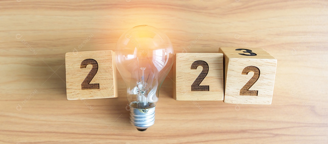 Bloco 2023 com lâmpada. Ideia de negócio, criativo, pensamento