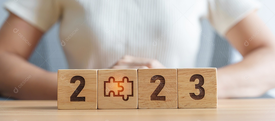 Bloco de 2023 com ícone de quebra-cabeça. Processo de negócios, equipe