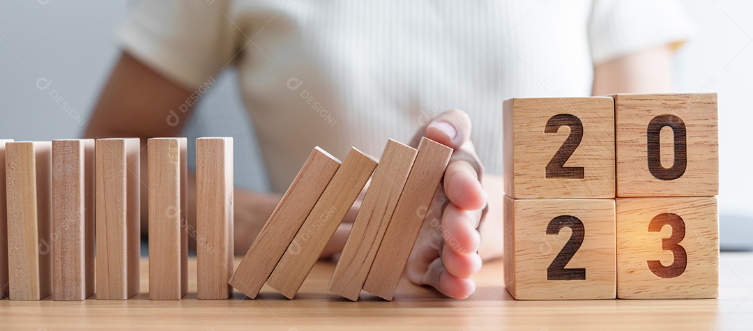 Ano com 2023 blocos caindo na mesa, Gestão de Risco, recesso