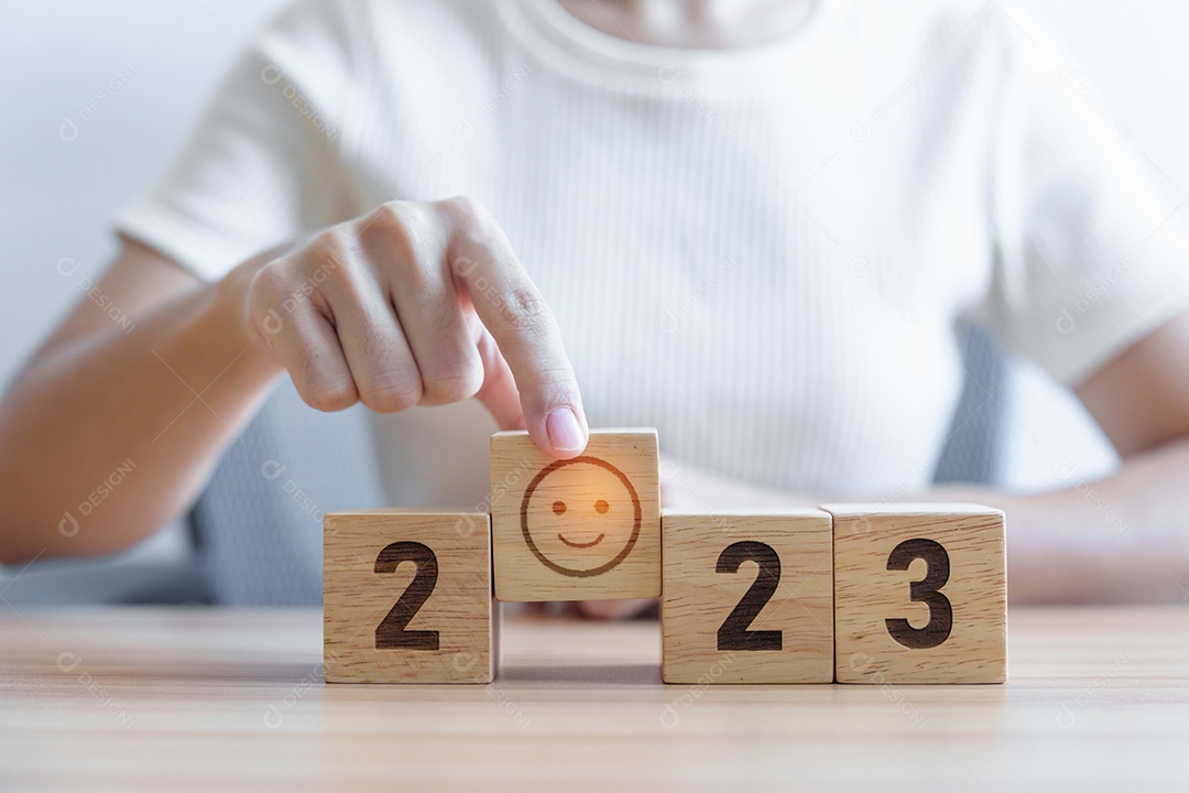 Rosto sorridente com bloco 2023. Satisfação, feedback, revisão