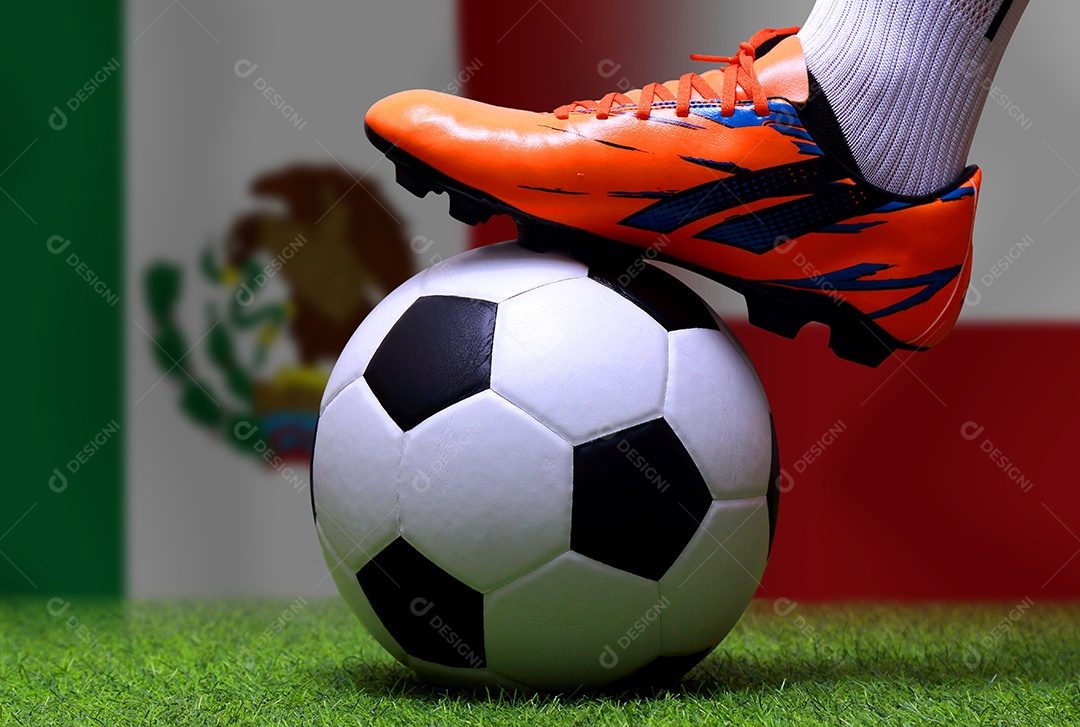 Competição da Copa de Futebol entre o México nacional e a Polônia nacional.