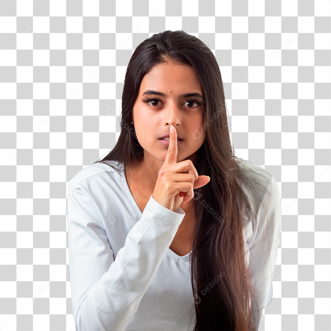 Linda mulher jovem pousando para fotos fazendo sinal de silêncio