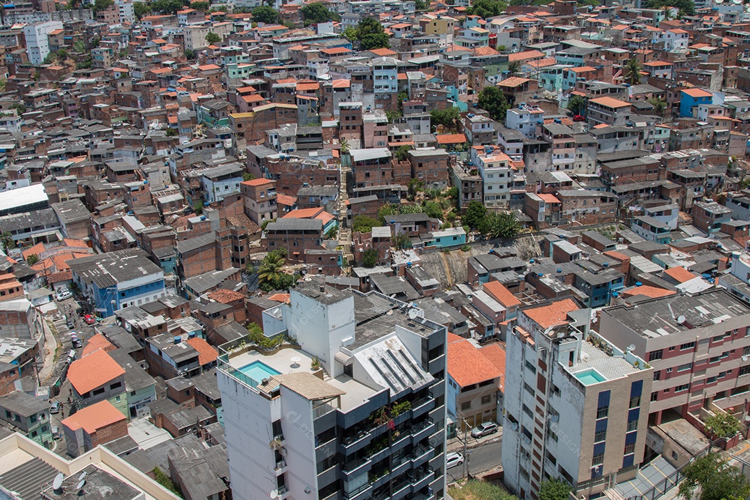 Contraste social urbano. Prédios e favela. Desigualdade