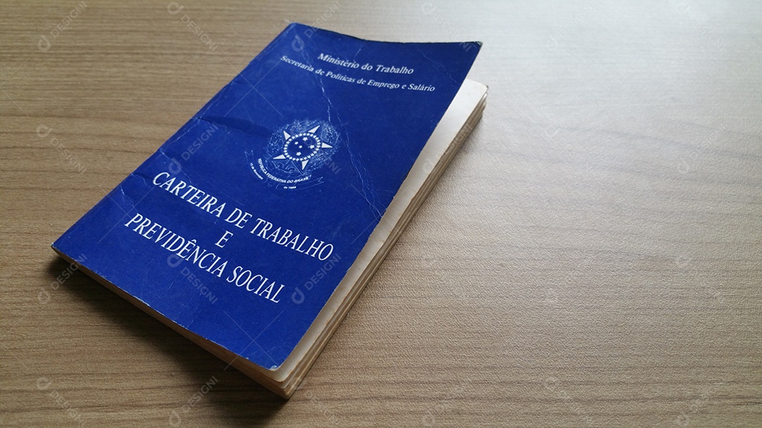 Documento de trabalho brasileiro na mesa.