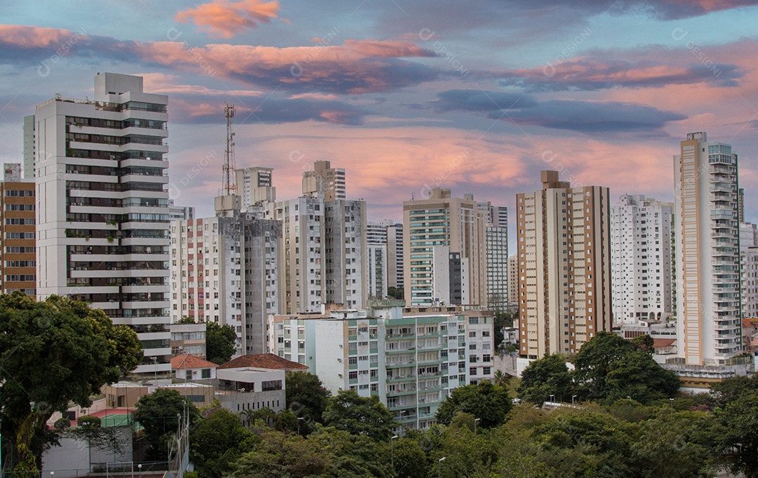 Vista de edifícios residenciais na cidade de Salvador Bahia Brasil.