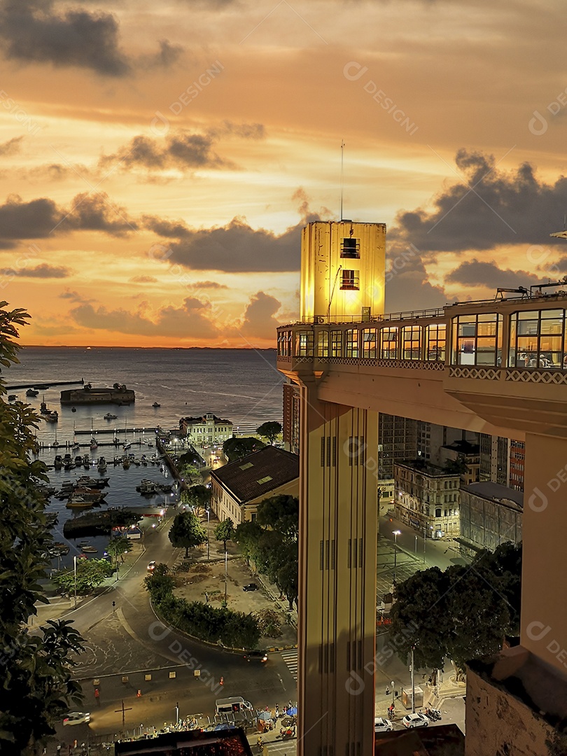 Vista do pôr do sol do Elevador Lacerda Salvador Bahia Brasil.