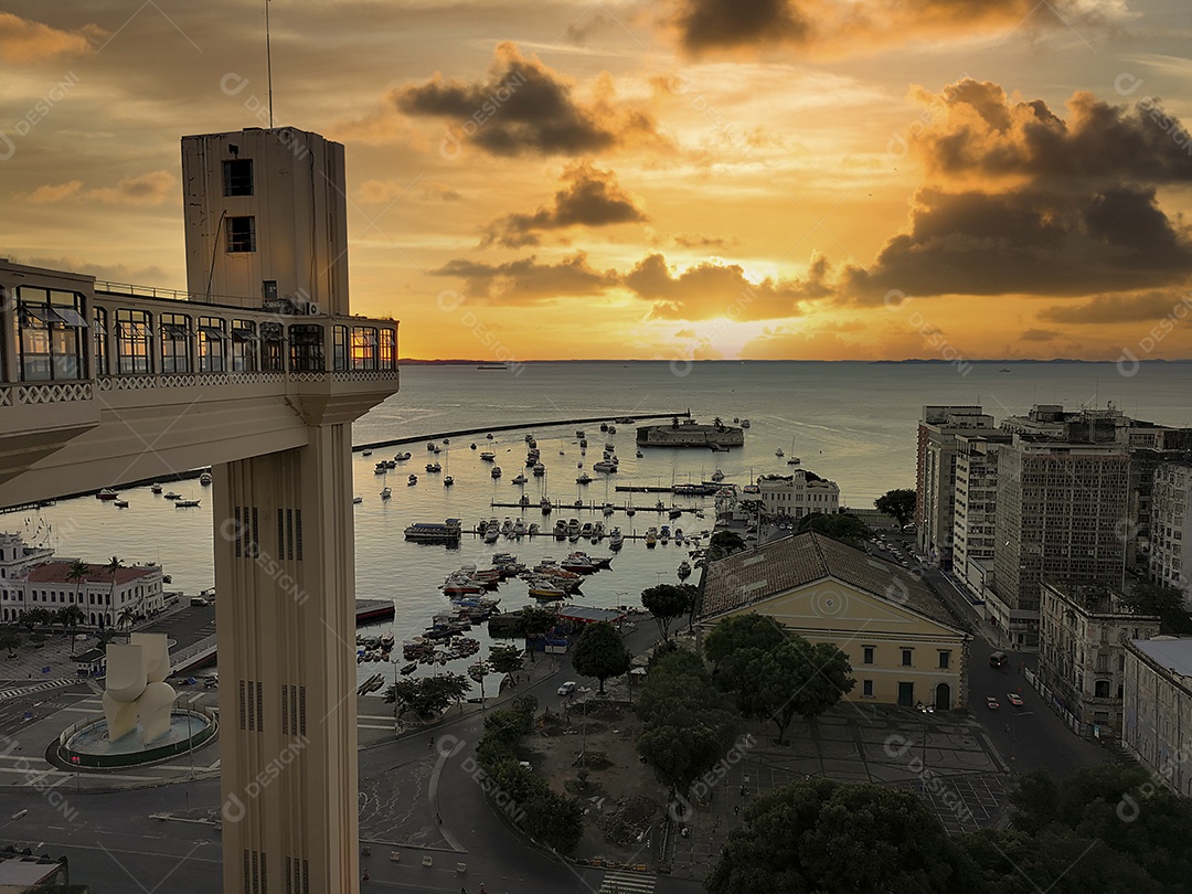 Vista do pôr do sol do Elevador Lacerda Salvador Bahia Brasil.