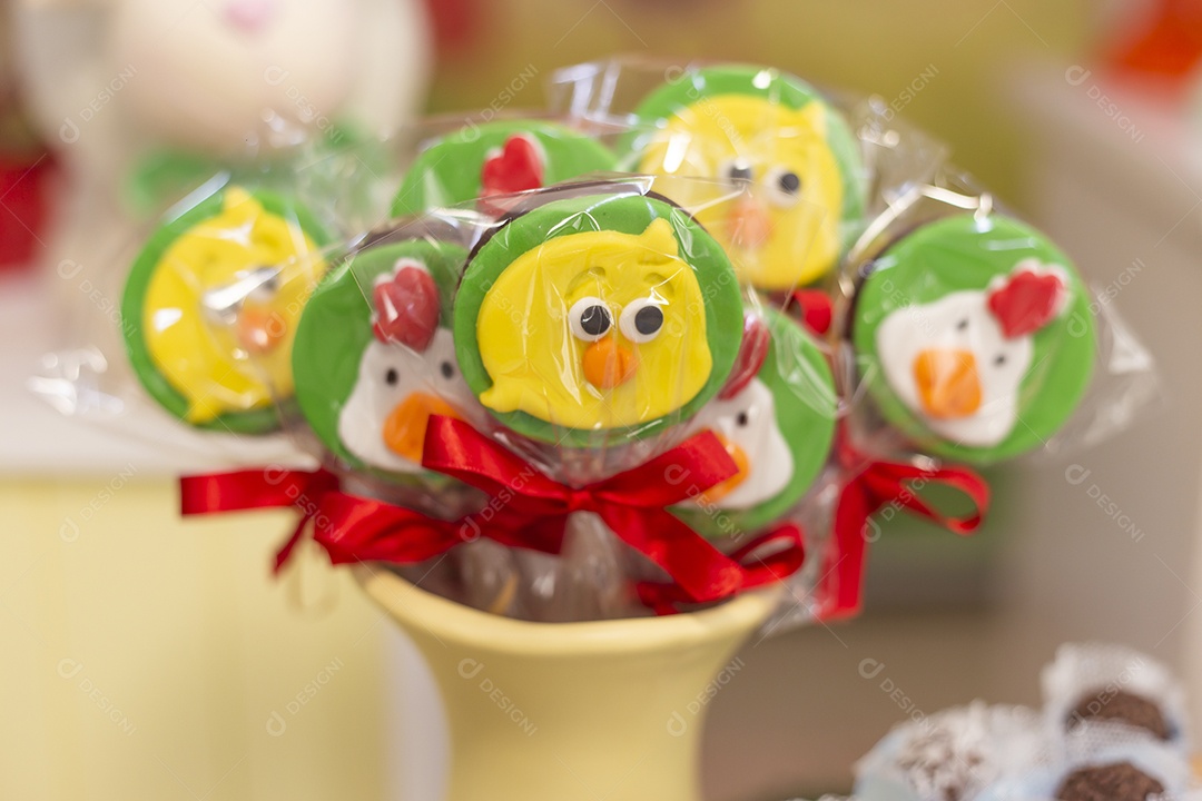 Enfeites de doce de aniversario sobre uma mesa de festas