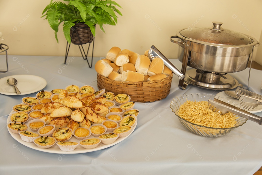 Banquete sobre uma mesa de café da manha