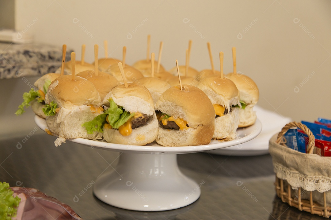 Hamburguer de carne sobre um suporte festas