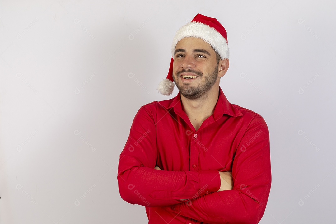 Homem jovem usando gorro Papai Noel sobre fundo branco