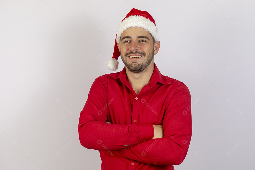 Homem jovem usando gorro Papai Noel sobre fundo branco