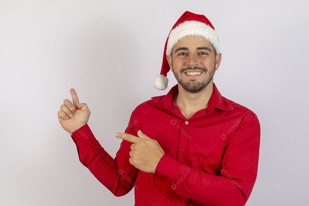 Homem jovem usando gorro Papai Noel sobre fundo branco