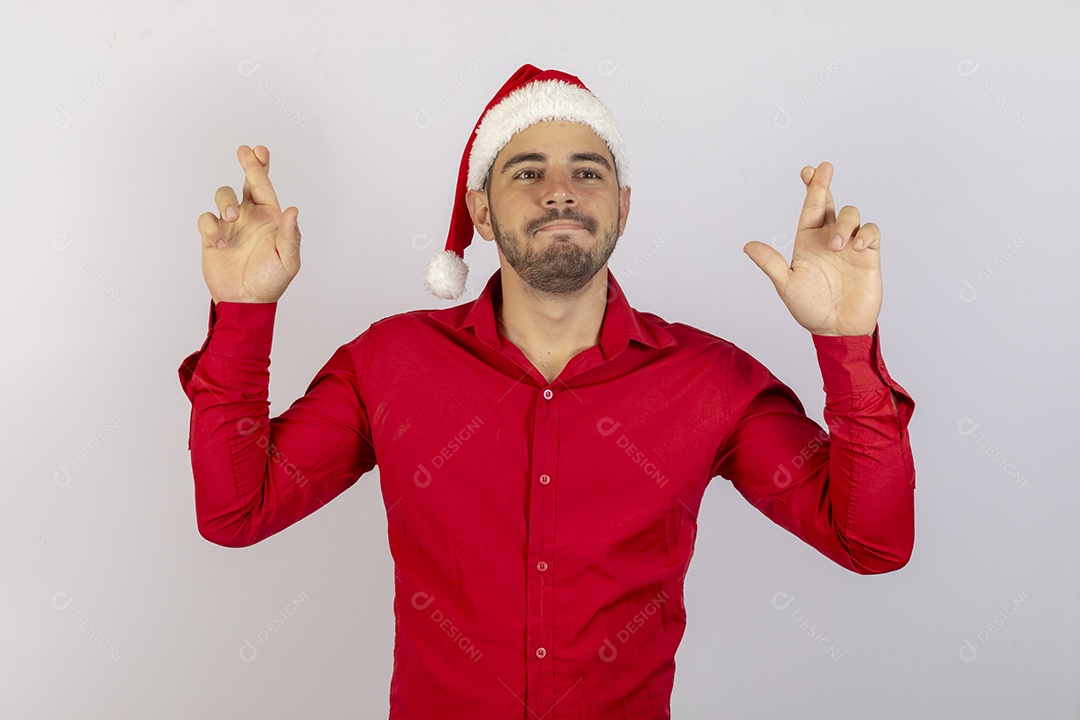 Homem jovem usando gorro Papai Noel sobre fundo branco