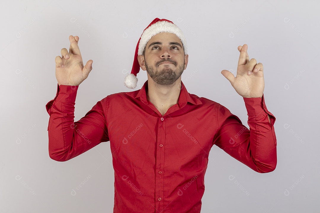 Homem jovem usando gorro Papai Noel sobre fundo branco