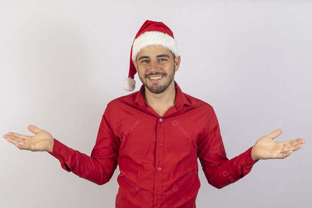 Homem jovem usando gorro Papai Noel sobre fundo branco