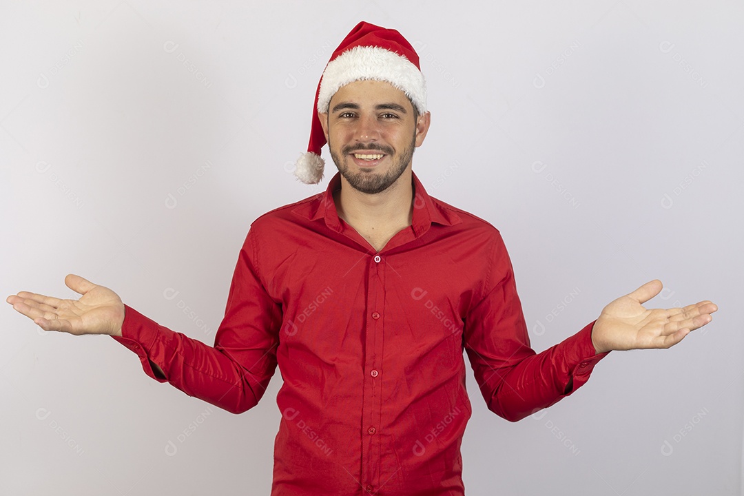Homem jovem usando gorro Papai Noel sobre fundo branco