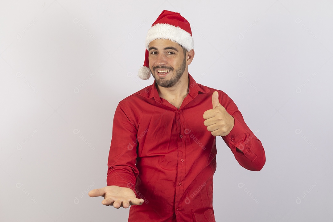 Homem jovem usando gorro Papai Noel sobre fundo branco