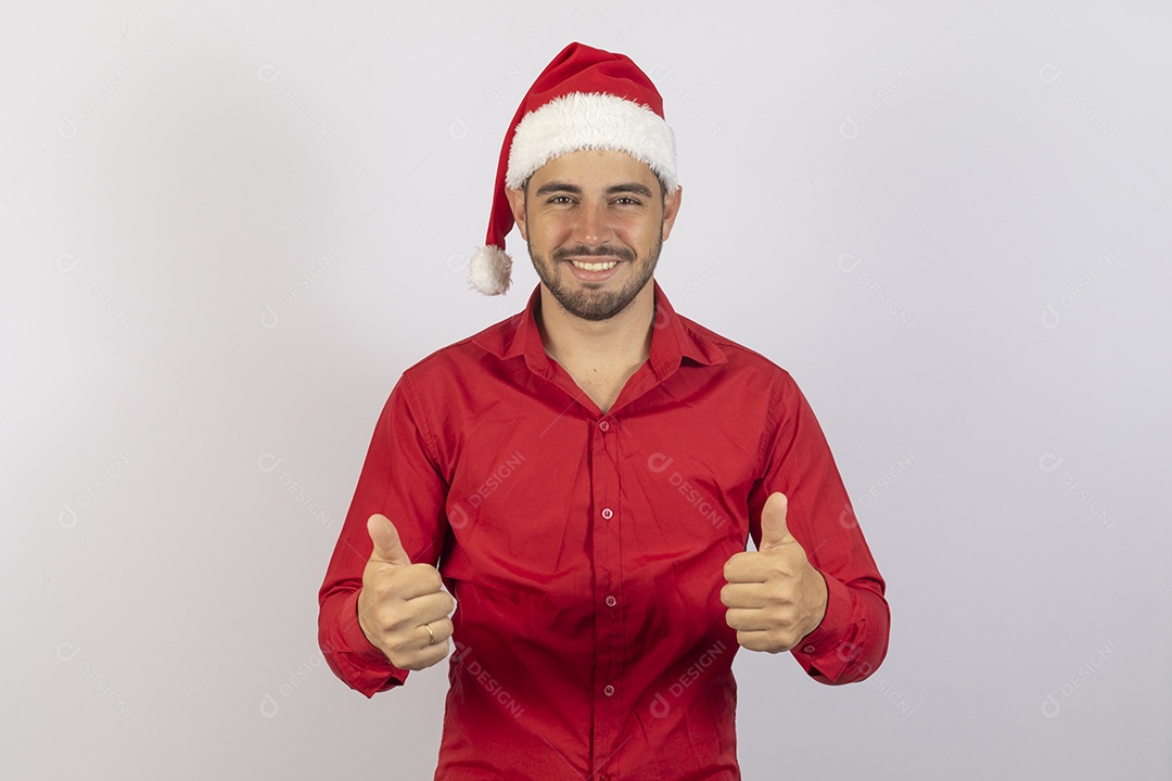 Homem jovem usando gorro Papai Noel sobre fundo branco