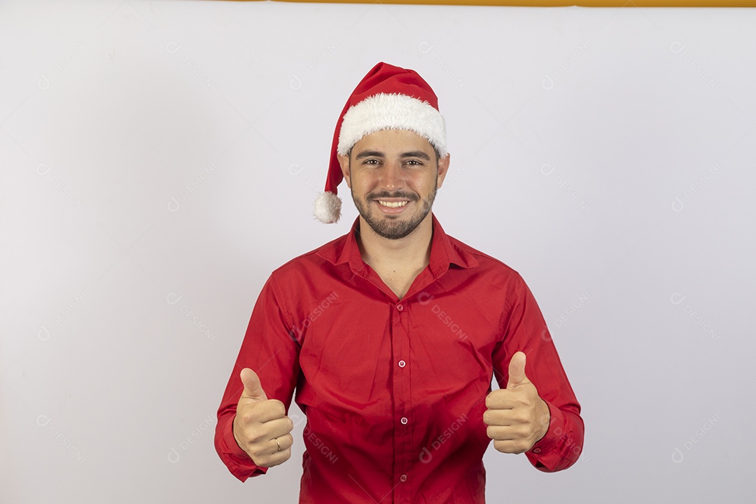 Homem jovem usando gorro Papai Noel sobre fundo branco