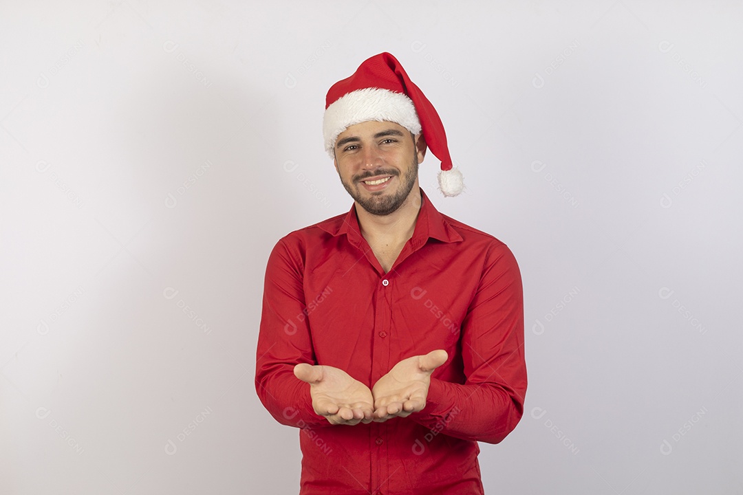 Homem jovem usando gorro Papai Noel sobre fundo branco