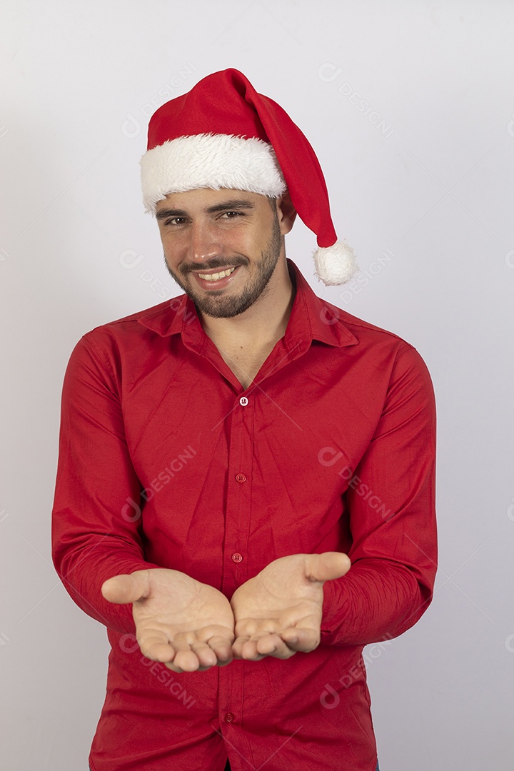 Homem jovem usando gorro Papai Noel sobre fundo branco