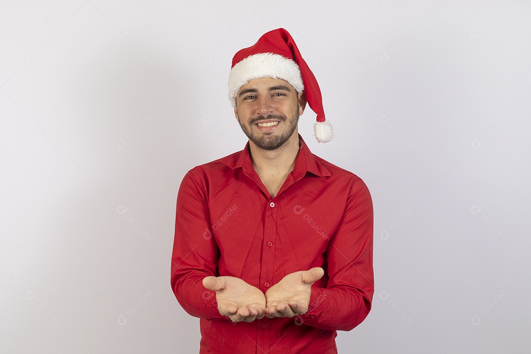 Homem jovem usando gorro Papai Noel sobre fundo branco