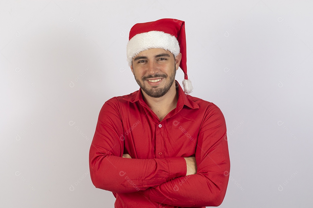 Homem jovem usando gorro Papai Noel sobre fundo branco