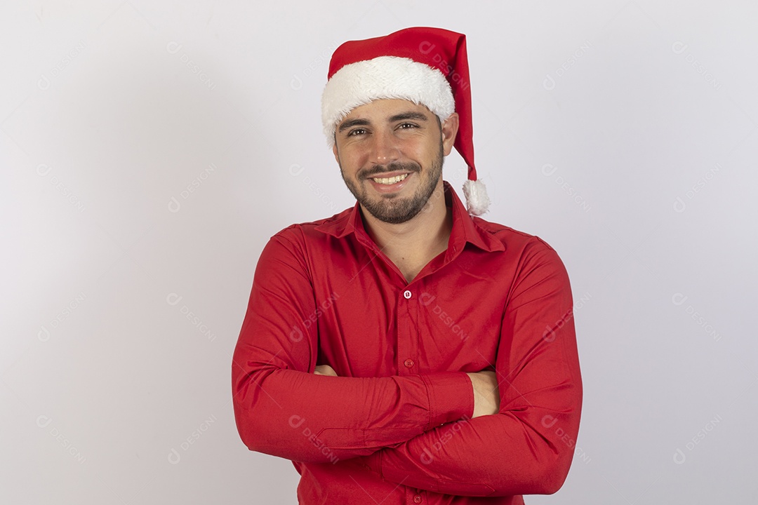 Homem jovem usando gorro Papai Noel sobre fundo branco