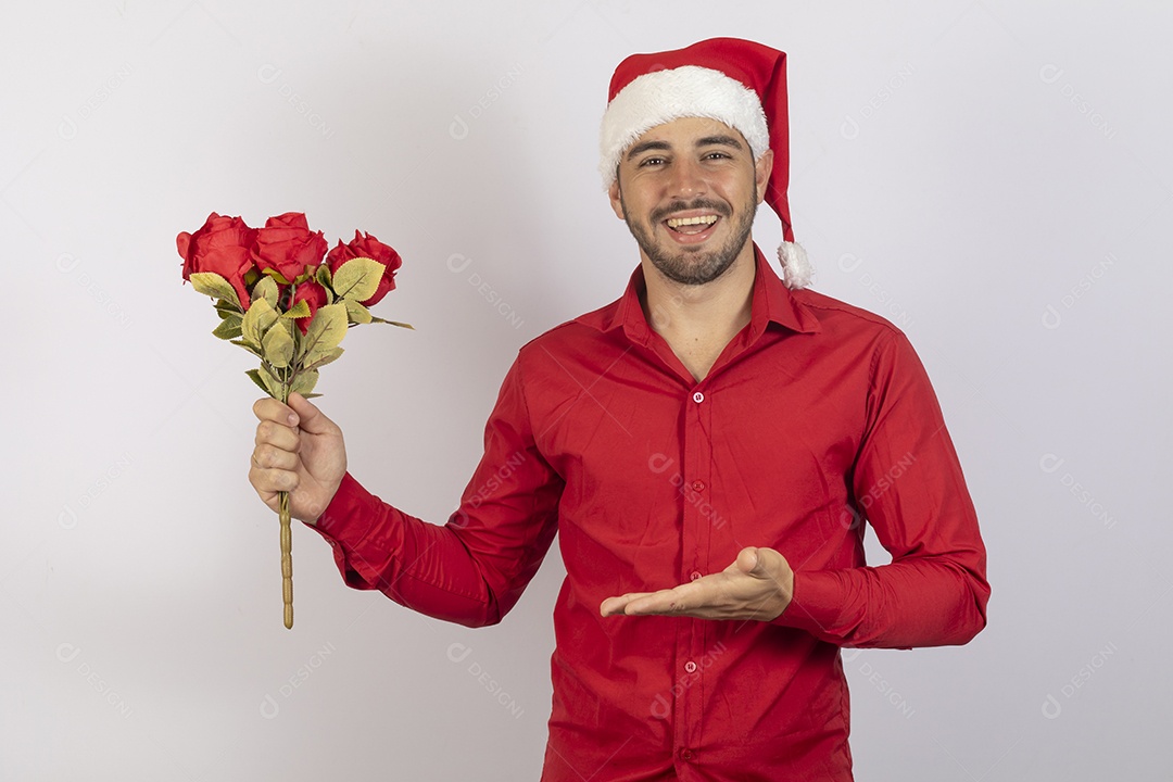 Homem jovem usando gorro Papai Noel segurando buquê flores sobre fundo branco