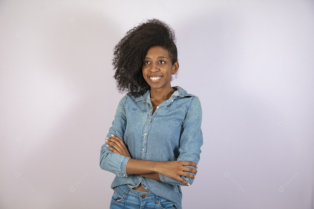 Mulher jovem negra cabelo cacheado sobre fundo isolado branco