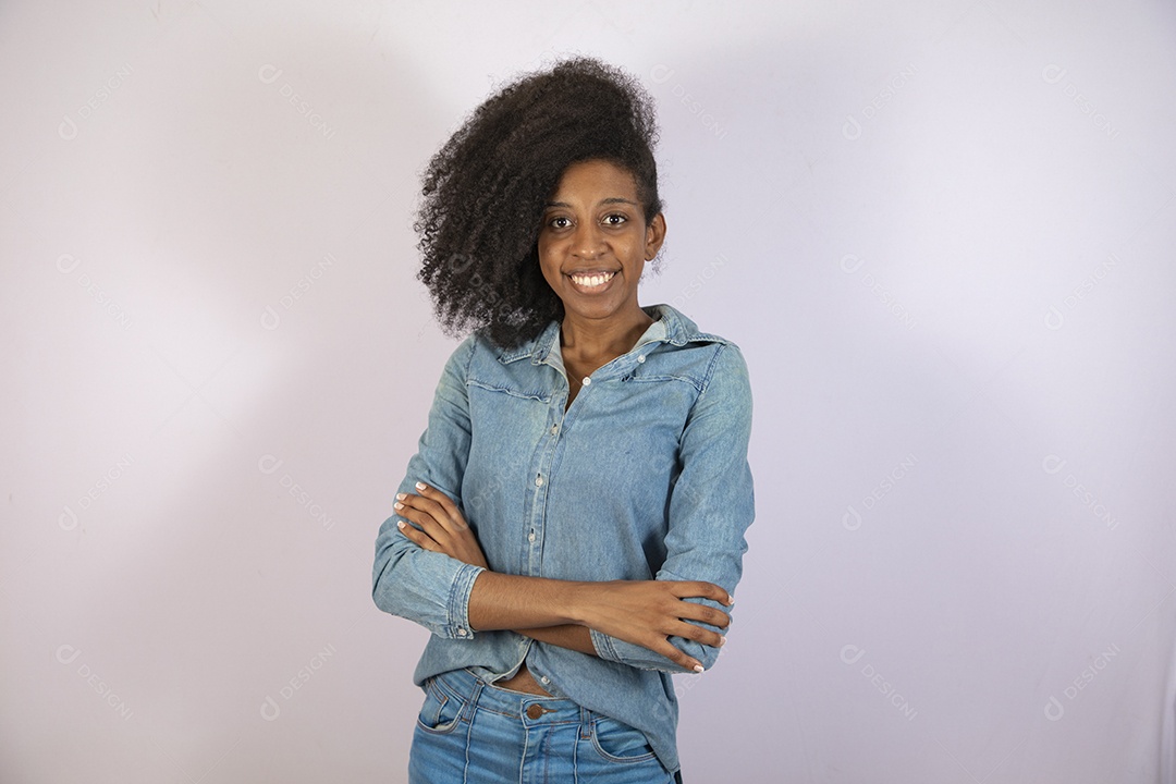 Mulher jovem negra cabelo cacheado sobre fundo isolado branco