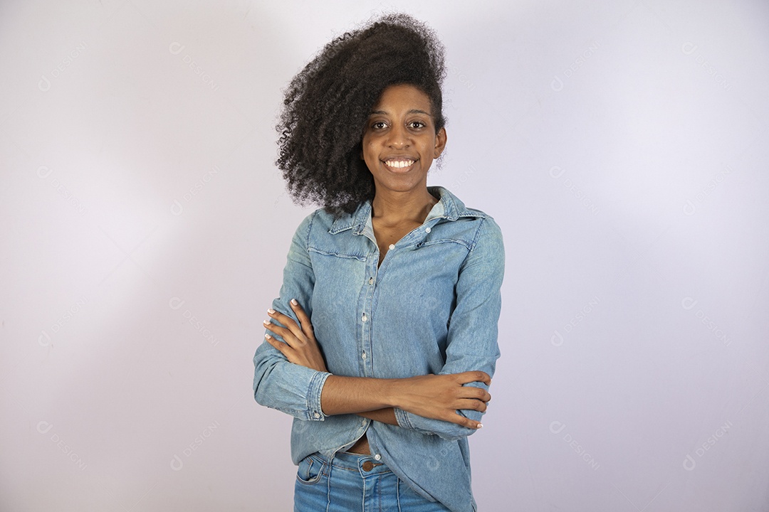 Mulher jovem negra cabelo cacheado sobre fundo isolado branco