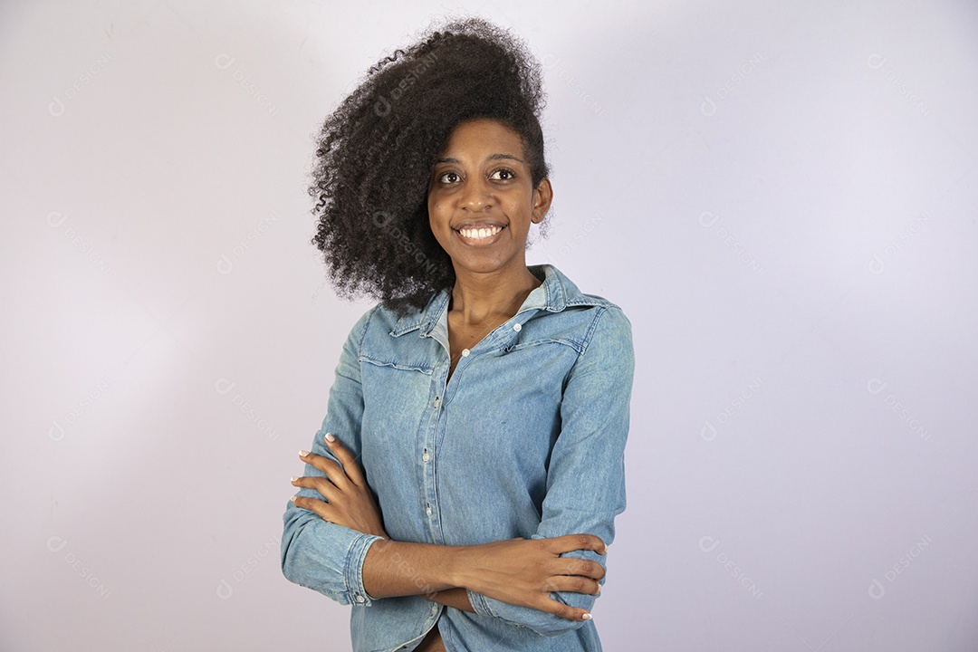 Mulher jovem negra cabelo cacheado sobre fundo isolado branco
