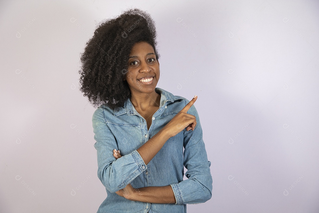 Mulher jovem negra cabelo cacheado sobre fundo isolado branco
