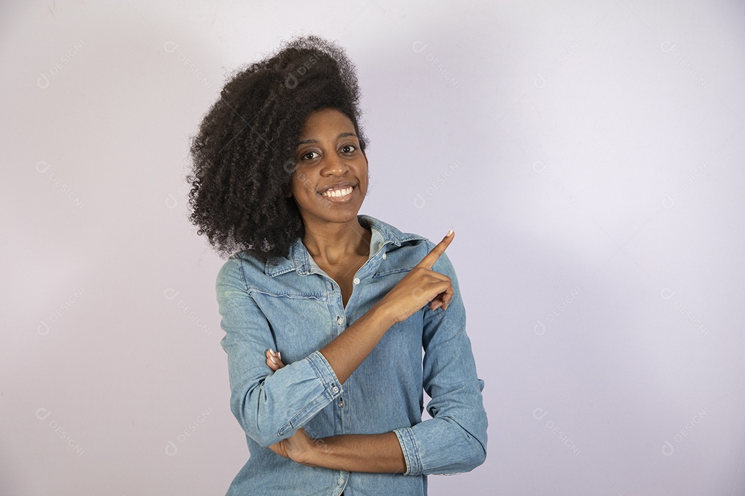 Mulher jovem negra cabelo cacheado sobre fundo isolado branco