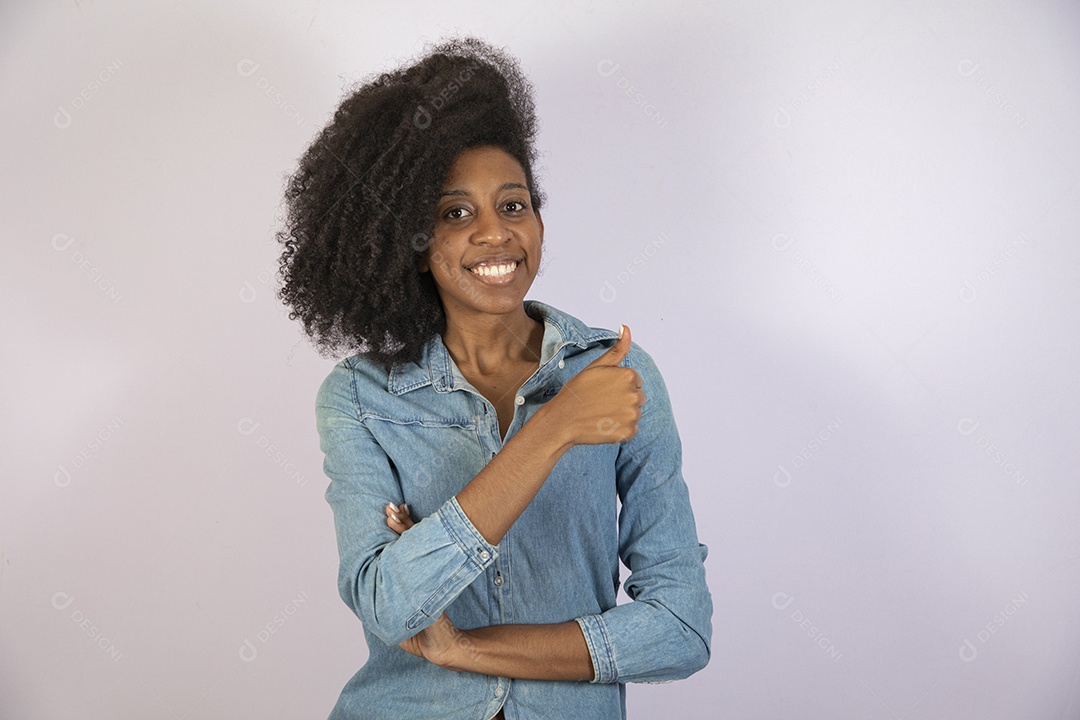 Mulher jovem negra cabelo cacheado sobre fundo isolado branco