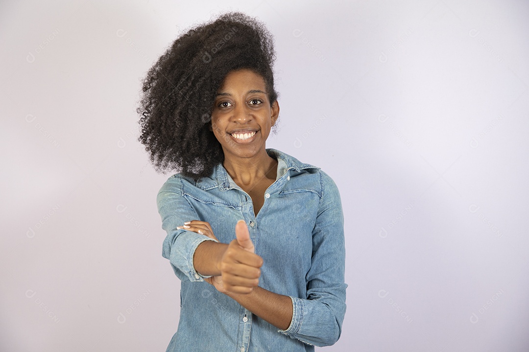 Mulher jovem negra cabelo cacheado sobre fundo isolado branco
