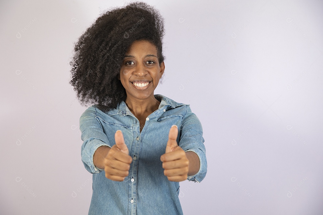 Mulher jovem negra cabelo cacheado sobre fundo isolado branco