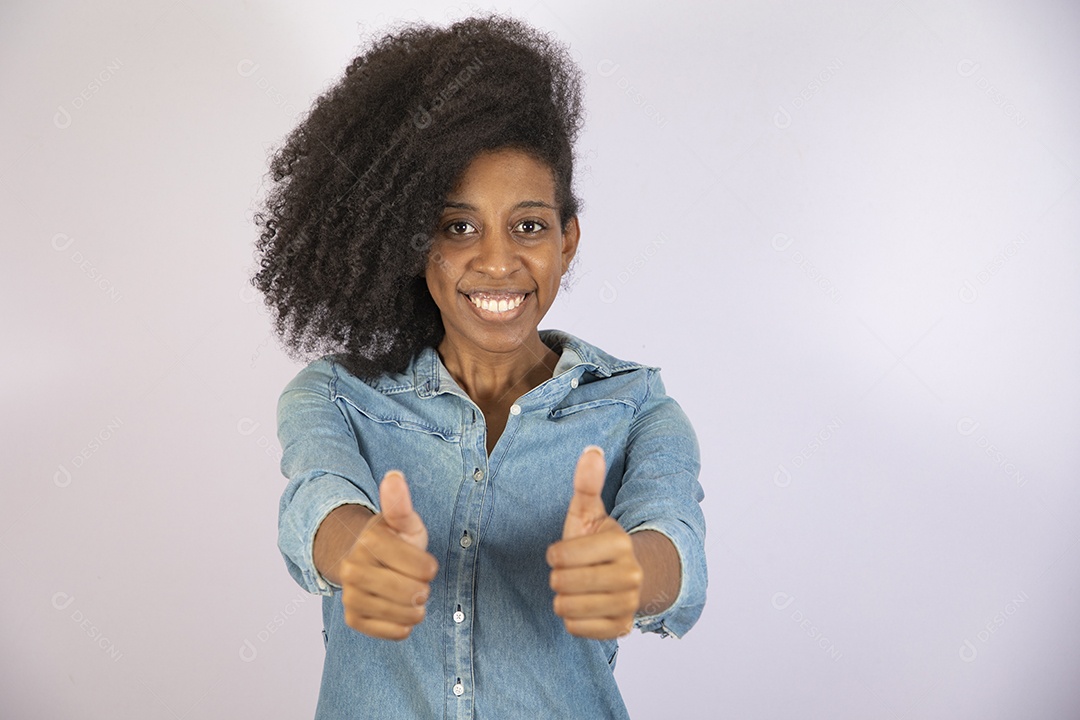 Mulher jovem negra cabelo cacheado sobre fundo isolado branco