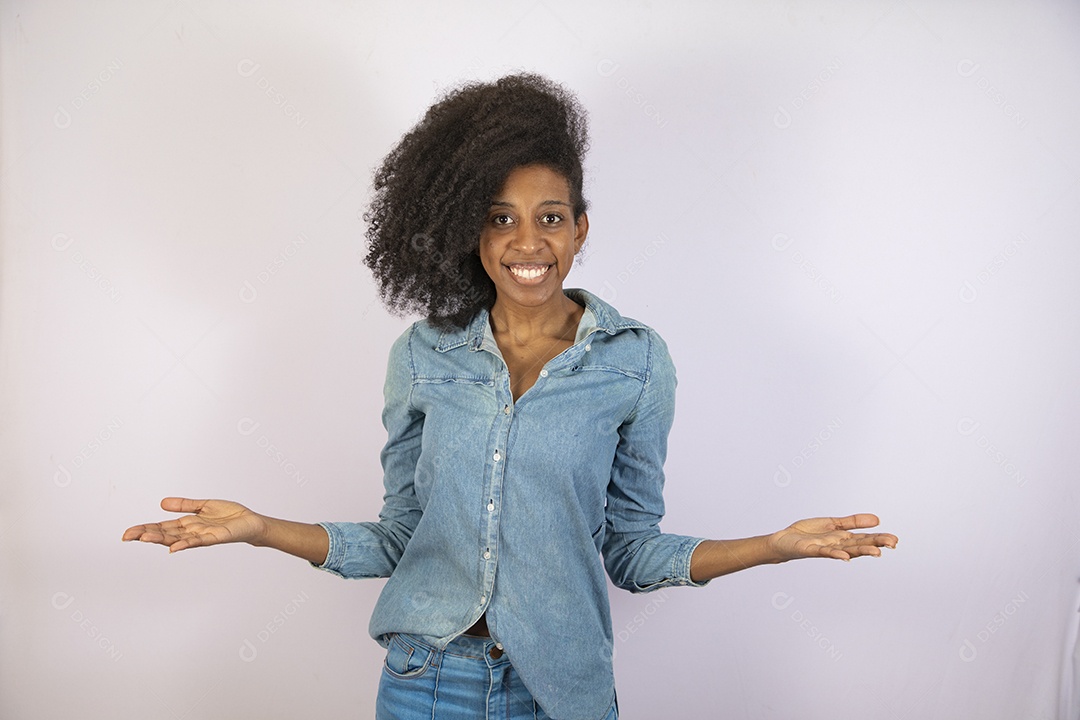 Mulher jovem negra cabelo cacheado sobre fundo isolado branco