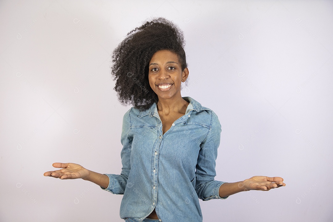 Mulher jovem negra cabelo cacheado sobre fundo isolado branco
