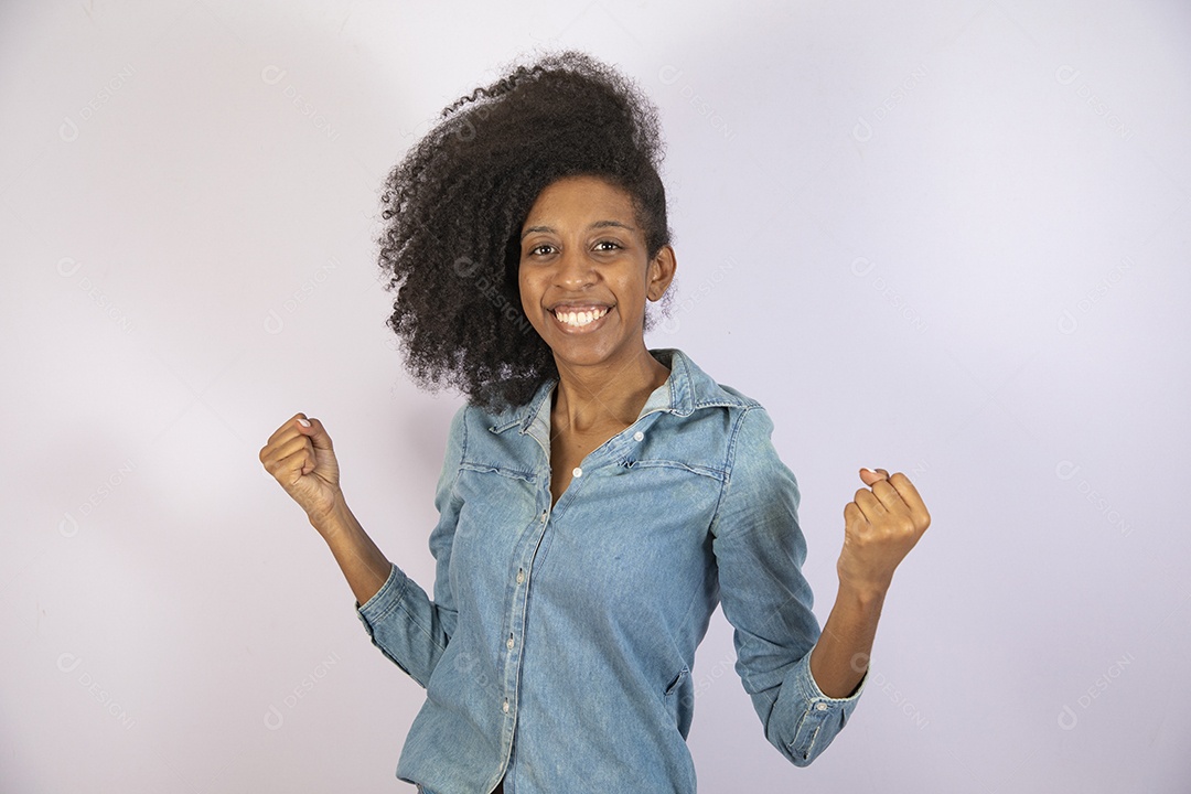 Mulher jovem negra cabelo cacheado sobre fundo isolado branco