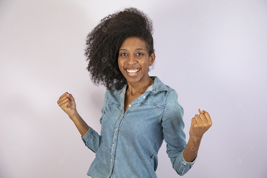 Mulher jovem negra cabelo cacheado sobre fundo isolado branco